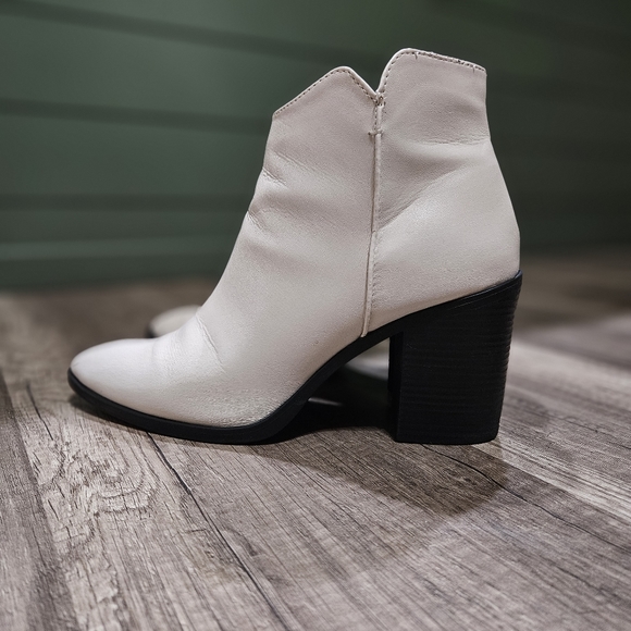 Qupid White Heeled Pointed Toe Booties - Picture 1 of 9